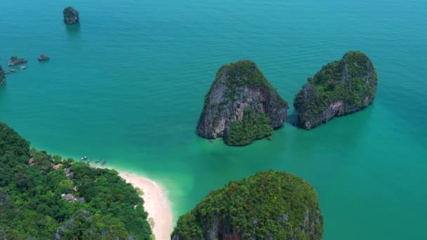 Krabi - Railay παραλία δει από ένα drone. Μια από τις πιο διάσημες πολυτελείς παραλίες της Ταϊλάνδης. - Πλάνα, βίντεο