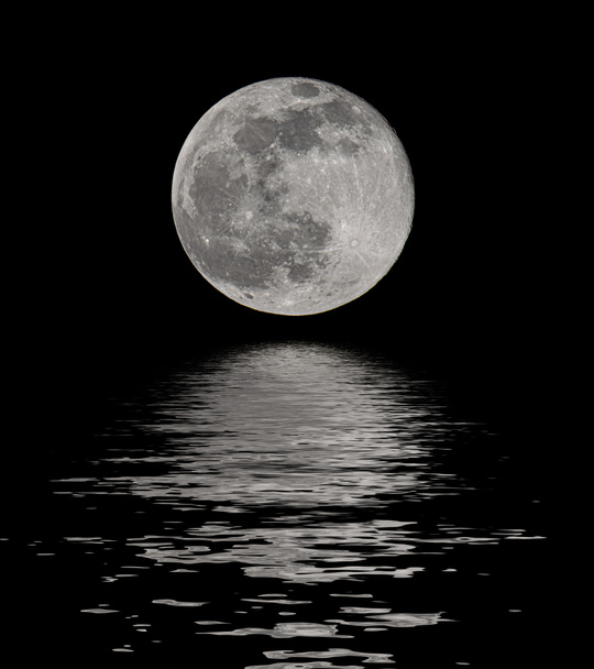 Escénico con luna llena en el mar para acercarse
 - Foto, imagen