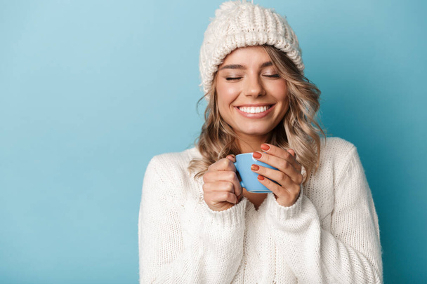 Portrait of blonde happy woman smiling and holding cup - Foto, Bild
