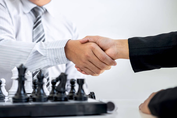 Czarno-białe szachy z graczem, Biznesmenem i Bizneswoman - Zdjęcie, obraz