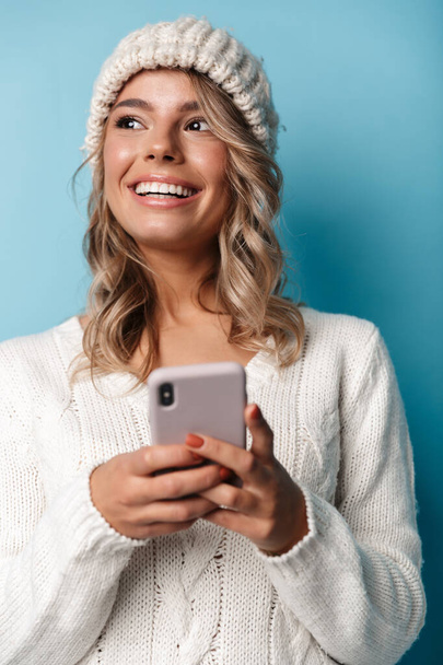 Portrait of caucasian happy woman laughing and using cellphone - Fotó, kép