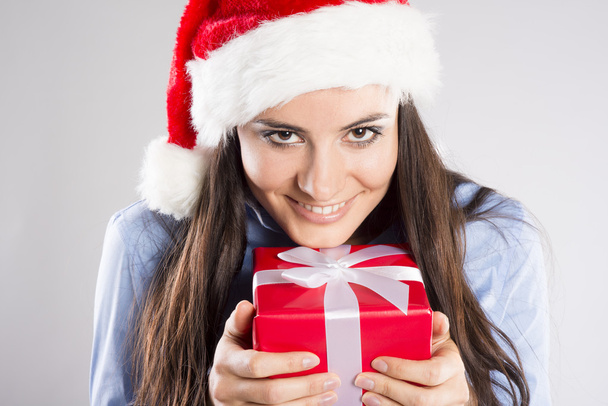 Beautiful woman with christmas gift - Foto, afbeelding