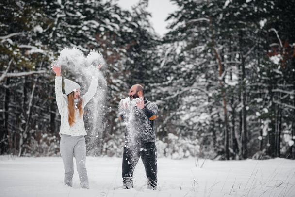 Couple playing with snow in the forest - Foto, Bild