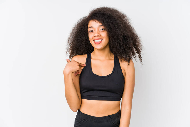 Молода афроамериканська спортивна жінка, яка вказує вручну на місце сорочки, горда і впевнена в собі. - Фото, зображення