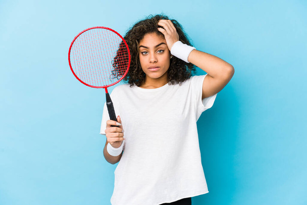 Giovane donna afroamericana che gioca badminton essere scioccata, ha ricordato importante incontro
. - Foto, immagini
