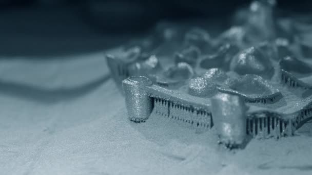 Plataforma de impresión con objeto impreso en impresora 3D para metal - Imágenes, Vídeo