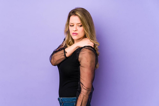 Young caucasian woman isolated on purple background having a shoulder pain. - Foto, Imagem