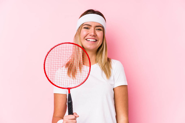 Badminton oynayan genç bir kadın tek başına gülüp eğleniyor.. - Fotoğraf, Görsel