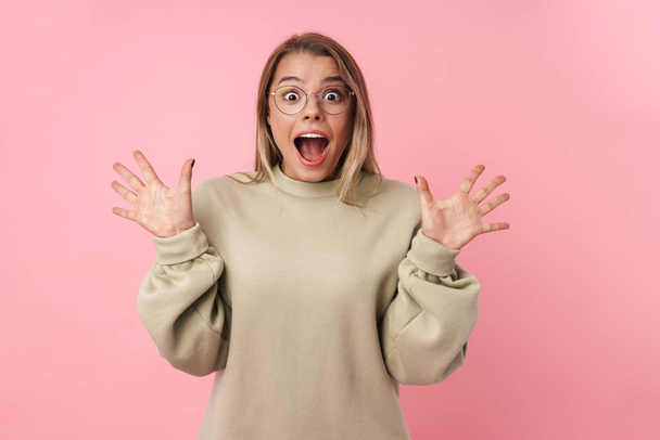 Portrait of young excited woman expressing surprised and looking at camera - Foto, afbeelding