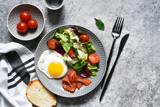 Classic breakfast - fried eggs with salad and salmon  - Foto, Imagen