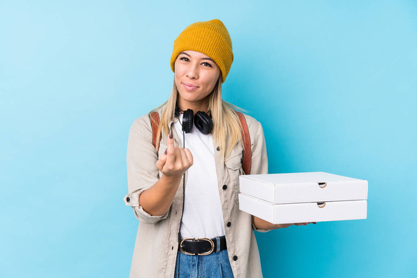 Giovane donna caucasica tenendo pizze isolate puntando con il dito verso di voi come se invitante avvicinarsi
. - Foto, immagini
