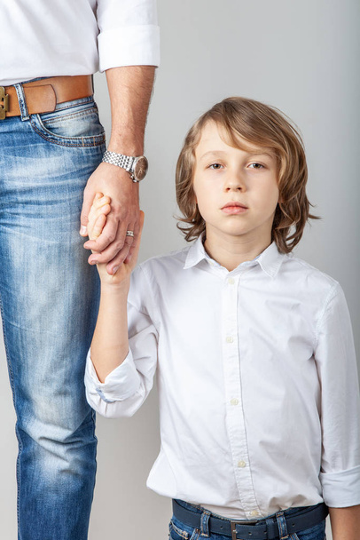 Мальчик держит отца за руку
 - Фото, изображение