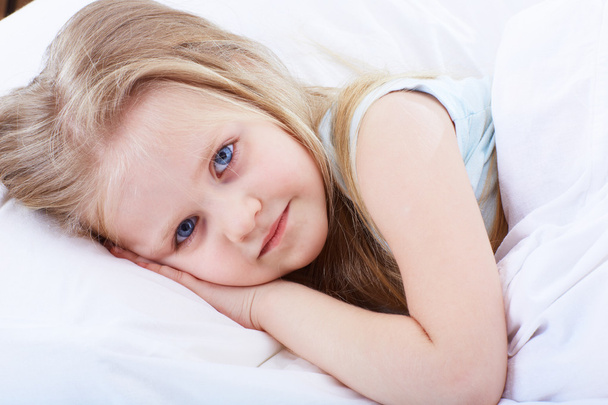 Portrait of girl in bed - Фото, изображение