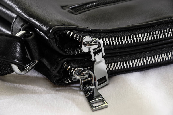 Schlösser und Reißverschluss in einer Frauentasche. Nahaufnahme. - Foto, Bild