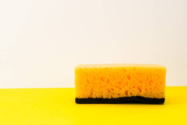 Yellow dishwashing sponge, household cleaning sponge, Kuchenschwamm - Fotoğraf, Görsel