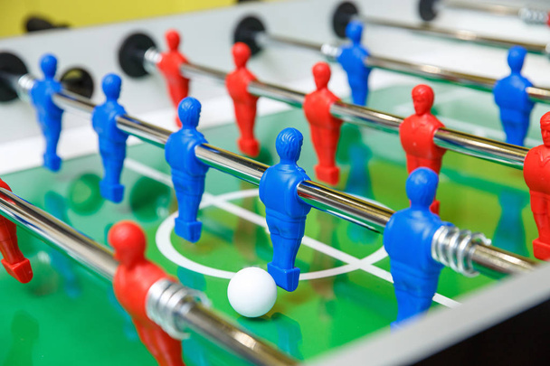 Piłka nożna na stole piłkarskim z figurami - Zdjęcie, obraz