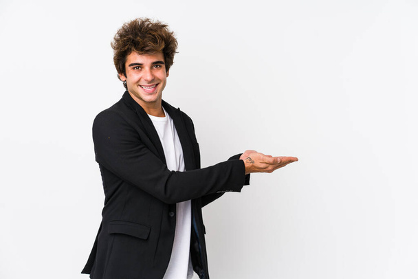 Mladý kavkazský podnikatel na bílém pozadí izolované držení kopírovací prostor na dlani. - Fotografie, Obrázek