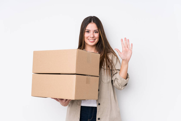 Young caucasian woman moving to a new home smiling cheerful showing number five with fingers. - Fotoğraf, Görsel