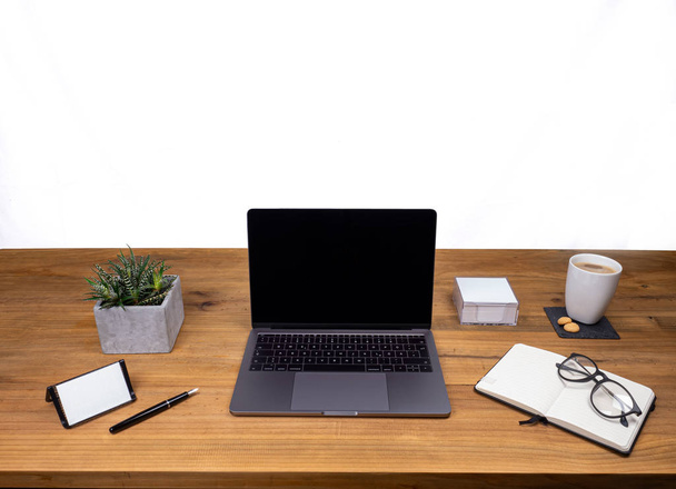 Table vue de bureau avec crayon une plante, café, espace de travail, bus
 - Photo, image