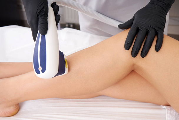 Épilation laser sur les jambes des femmes dans le salon de beauté
 - Photo, image