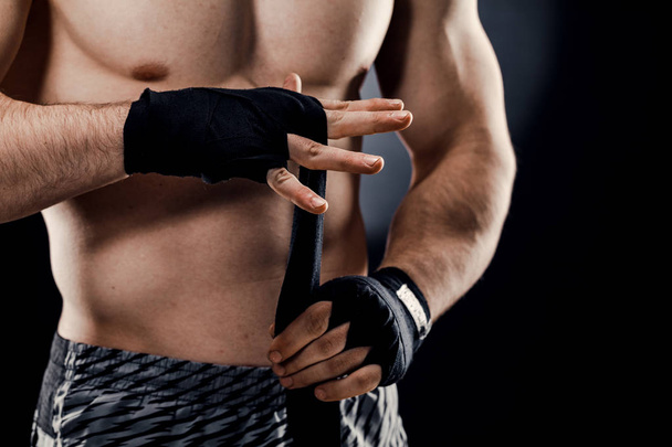 Primer plano de la mano de un boxeador masculino con vendajes de boxeo. Puños de un
 - Foto, Imagen