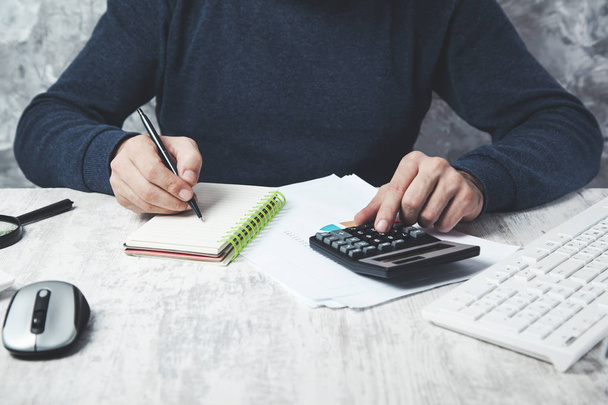 man hand notepad with calculator - Foto, Imagen