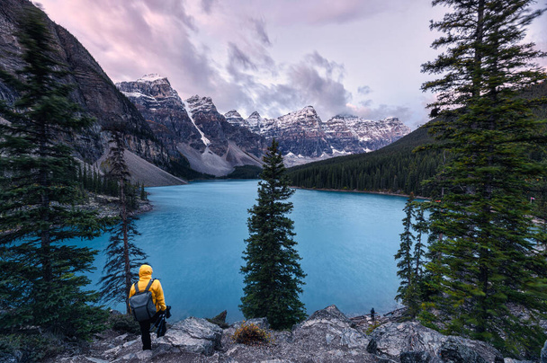 Viajero de pie en el lago Moraine con rocas canadienses en Banff
 - Foto, imagen