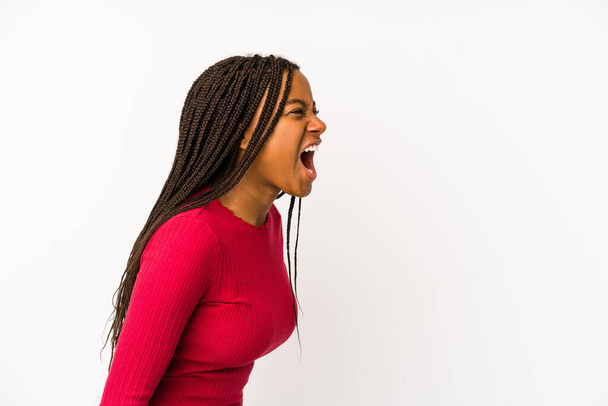 Jovem afro-americana isolada gritando em direção a um espaço de cópia - Foto, Imagem