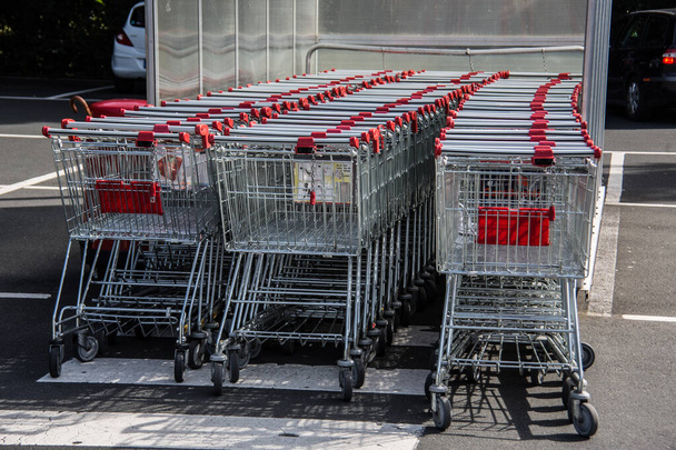 süpermarkette alışveriş sepeti - Fotoğraf, Görsel