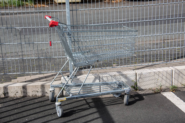 nákupní košík v supermarketu - Fotografie, Obrázek
