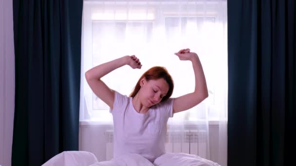 Redhead woman Stretches and Gets Up from the Bed. Slow motion - Séquence, vidéo