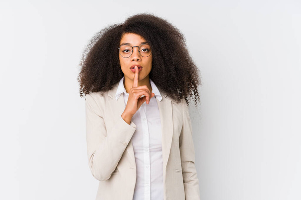 Joven mujer de negocios afroamericana guardando un secreto o pidiendo silencio
. - Foto, Imagen