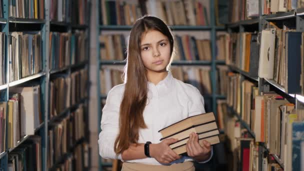 Portrait d'une fille avec des livres dans la bibliothèque
 - Séquence, vidéo