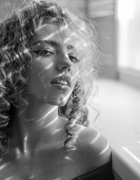Beautiful woman. Curly hair woman. Charming woman. Model Girl. - Foto, Bild