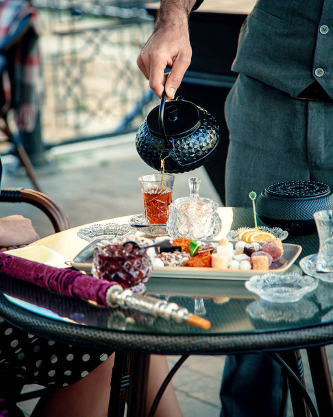tea set with black tea and hookah - Valokuva, kuva