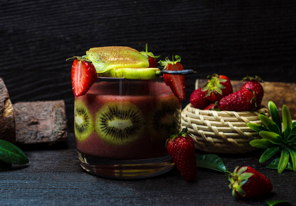 kiwi and strawberry fruit cocktail - Foto, afbeelding