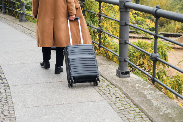 close-up casual meisje lopen rond straat met koffer - Foto, afbeelding