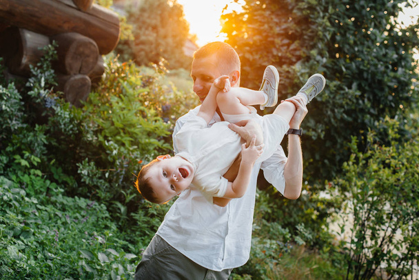 Father and son walking in the Park at sunset. Happiness. Love - Foto, afbeelding