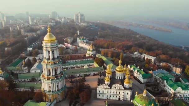 Zvonice Kyjev Pechersk Lavra na večerní město - Záběry, video