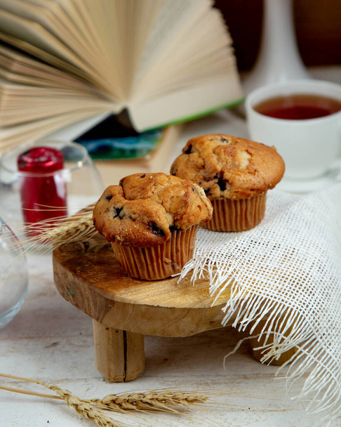 muffin with raisins and a cup of black tea - Фото, зображення