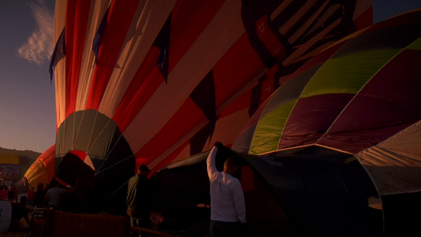 Teilweise gefüllte Heißluftballons schmachten am Boden - Filmmaterial, Video