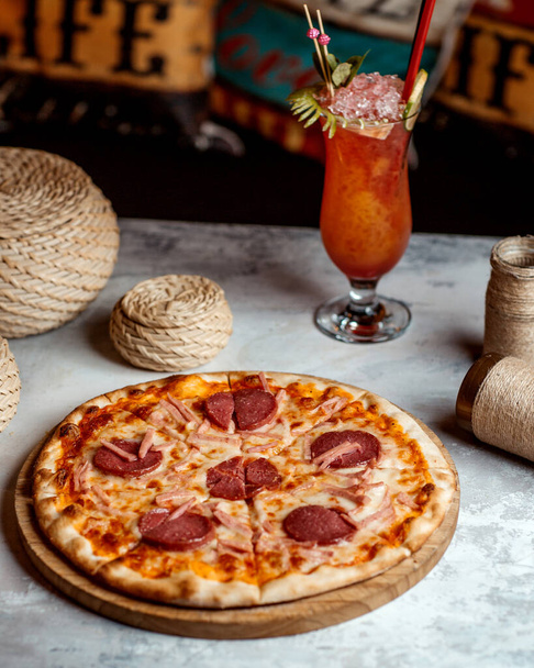 pepperoni pizza kolbásszal, sajttal és paradicsomszósszal - Fotó, kép
