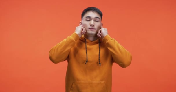 Young man plugging his ears - Materiaali, video