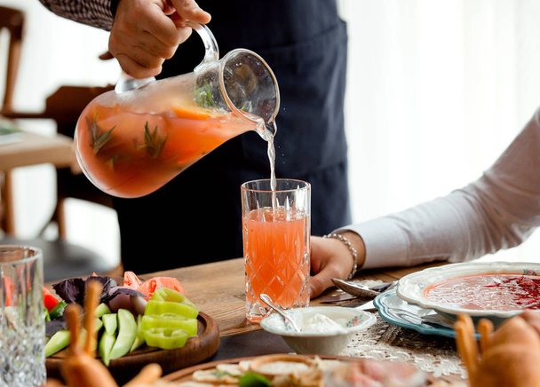 limonata di basilico alla fragola sul tavolo
 - Foto, immagini