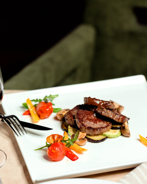 lamb steak pieces with roasted vegetables - Foto, immagini
