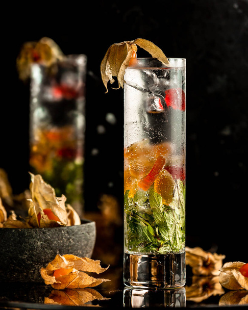 Cold sparkling lemonade with mint and fruits - Foto, Bild
