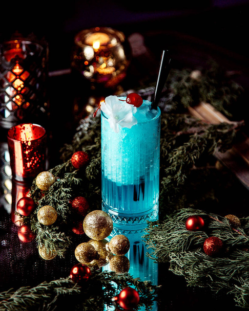 blue beverage with whipped cream on top - Foto, Imagem