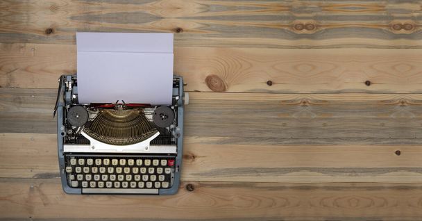 Máquina de escrever vintage com fundo de banner de madeira
 - Foto, Imagem