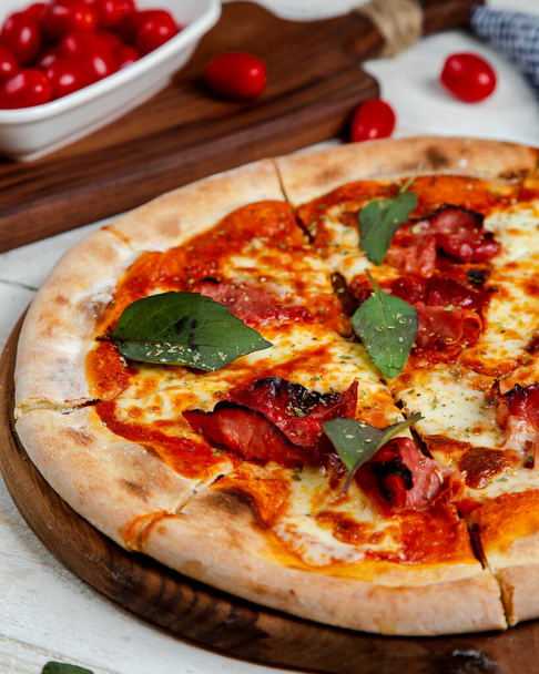 pizza z kiełbasą i liściem laurowym - Zdjęcie, obraz