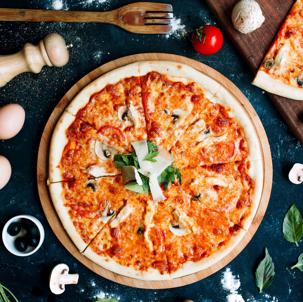 pizza with tomato and mushrooms - Foto, Bild